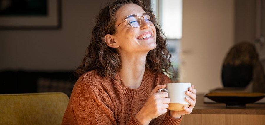 A Daily Cup of Tea or Coffee May Support Brain Health, Long-Term Study Finds